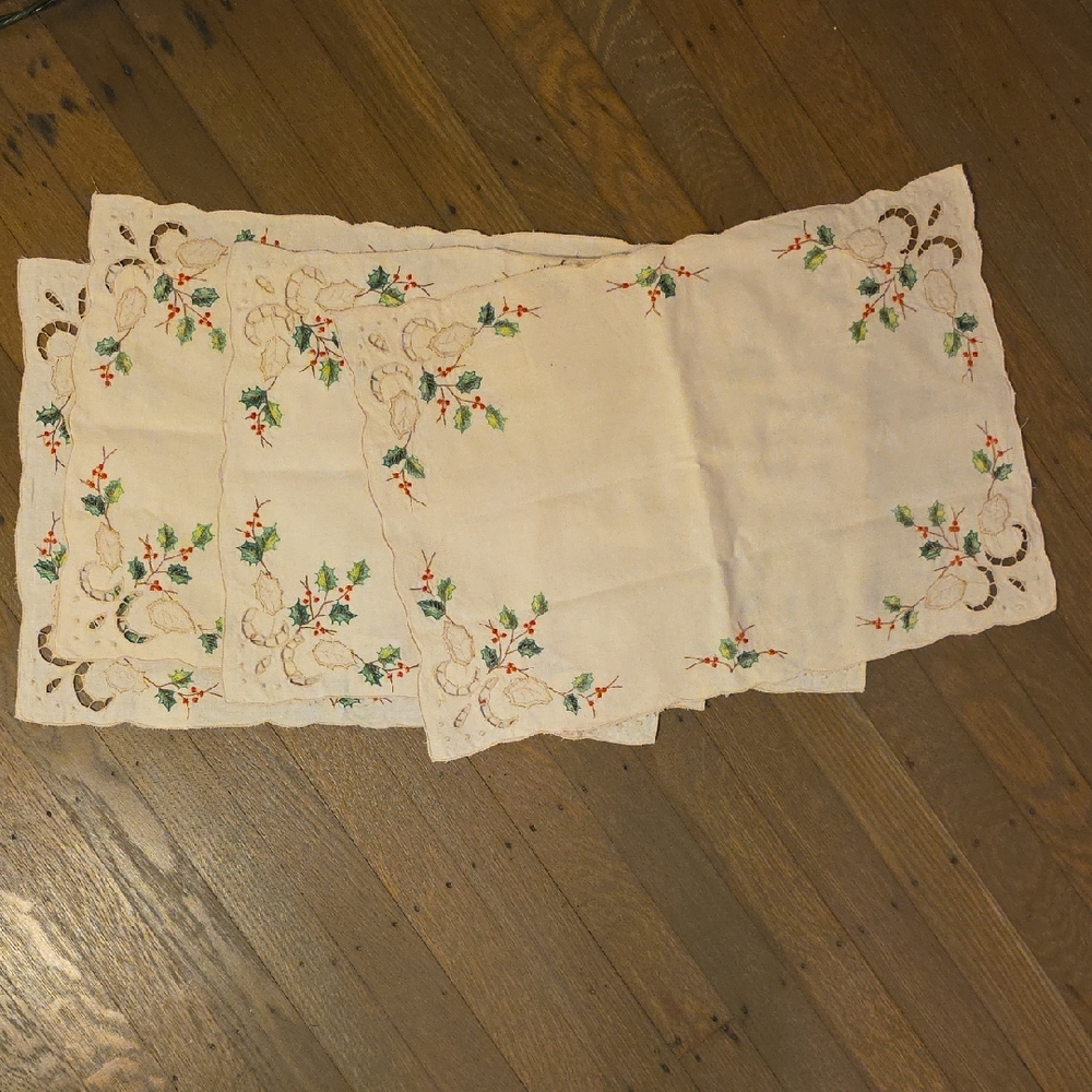 Lenox Vintage Holiday  Placements with Green And Red Holly Design/ Set Of 4